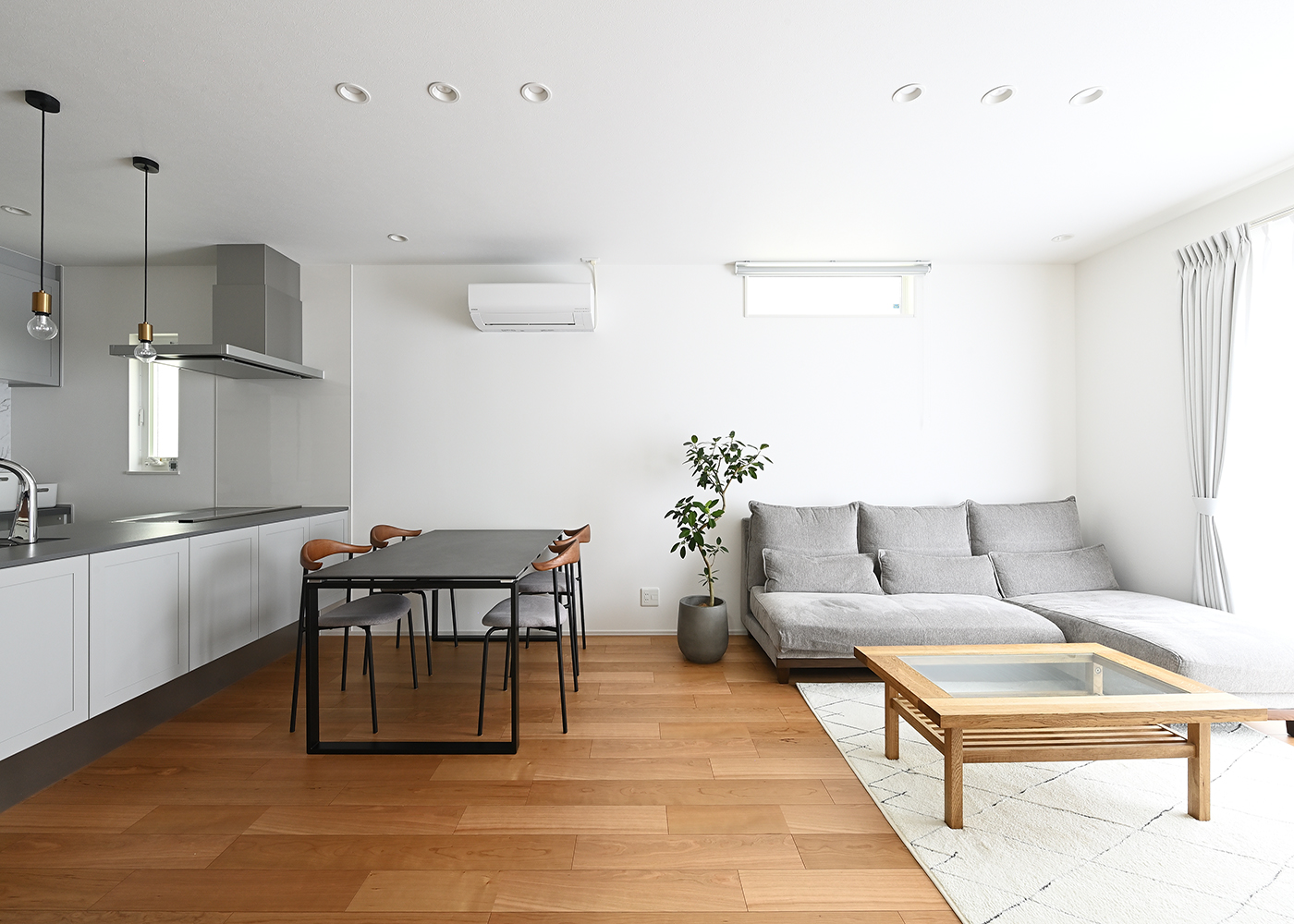 ナイスホーム【デザイン住宅、間取り】白×グレー×木でコーディネートされたＫさんのセンスが光るLDK