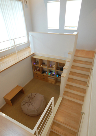 中空層を思わせるフリースペース。まるで飛行船に乗っているような気分に。リビングと二階の空間がつながる開放的な場所