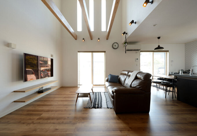 吹抜けの高窓から太陽の光が降り注ぐLDK