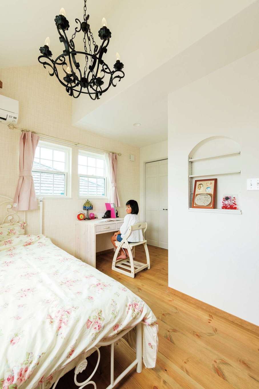 富士ホームズデザイン【デザイン住宅、建築家、インテリア】L字型の子ども室は壁面が多いので家具を置きやすく、成長に合わせて模様替えも楽しめそう。ニッチは可動棚付きで小物をいろいろディスプレイできる