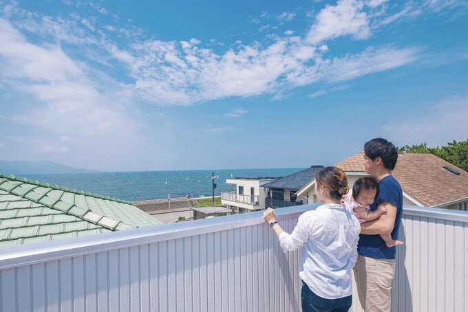 海はもちろん、360度の大パノラマが楽しめる屋上バルコニー。プランニング途中で広くしたのでゆったり遊べそう