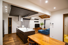 リビング、ダイニング、キッチン、和室がシームレスにつながりコミュニケーションがとりやすい