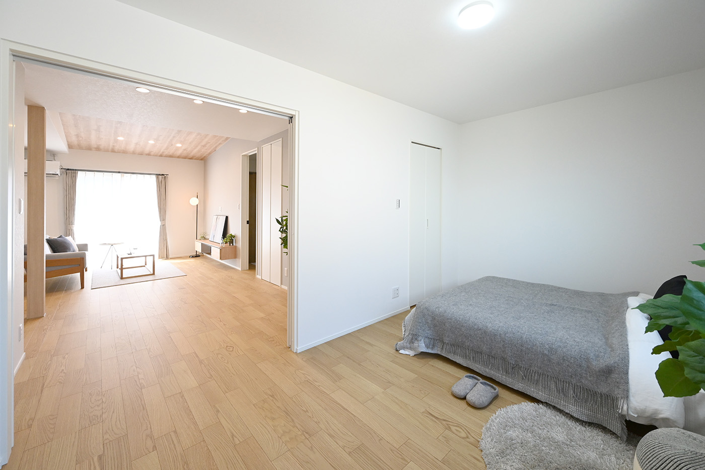 ユートピア建設【省エネ、間取り、平屋】将来、介護が必要になった時のことも考え、リビングから見守りができるように寝室をレイアウト