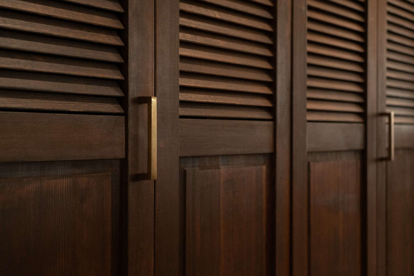 バルハウス【デザイン住宅、自然素材、間取り】ご主人がヴンテージ風に塗装した建具