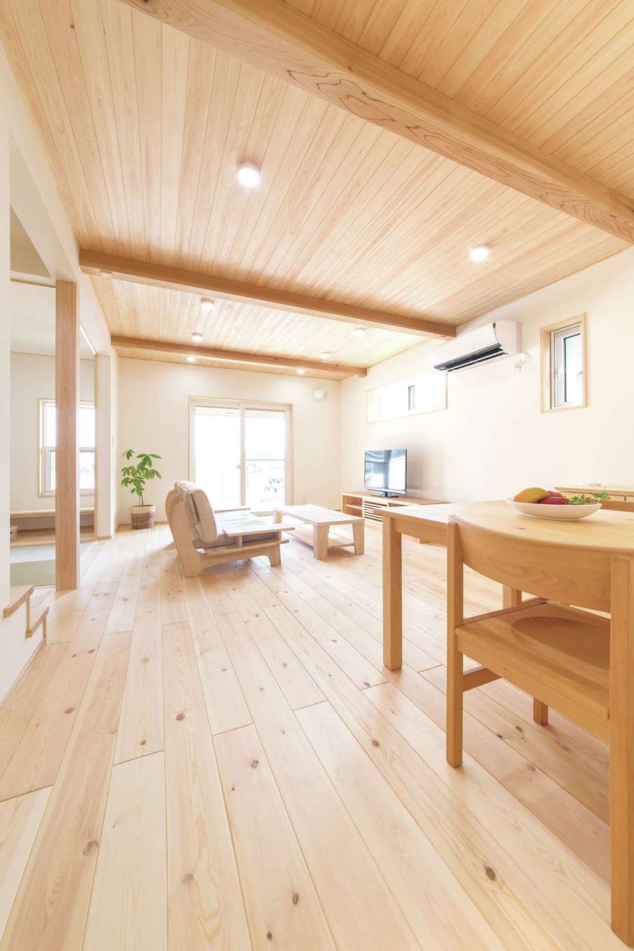 ワイズホーム【子育て、自然素材、間取り】床は熱に強い赤松の無垢材、窓はご主人こだわりの樹脂サッシを採用