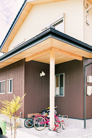 福工房【子育て、自然素材、間取り】建物裏手の自転車置き場はご主人のアイデア。サイクルポートを設置せずに済んだ