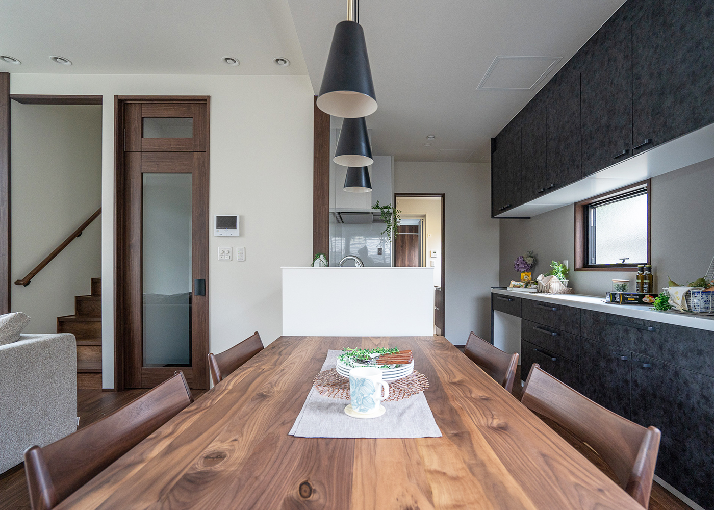 ミサワホーム甲信【デザイン住宅、収納力、間取り】キッチンから洗面を通り、バスルームまで一直線。洗面からは玄関に回遊できる