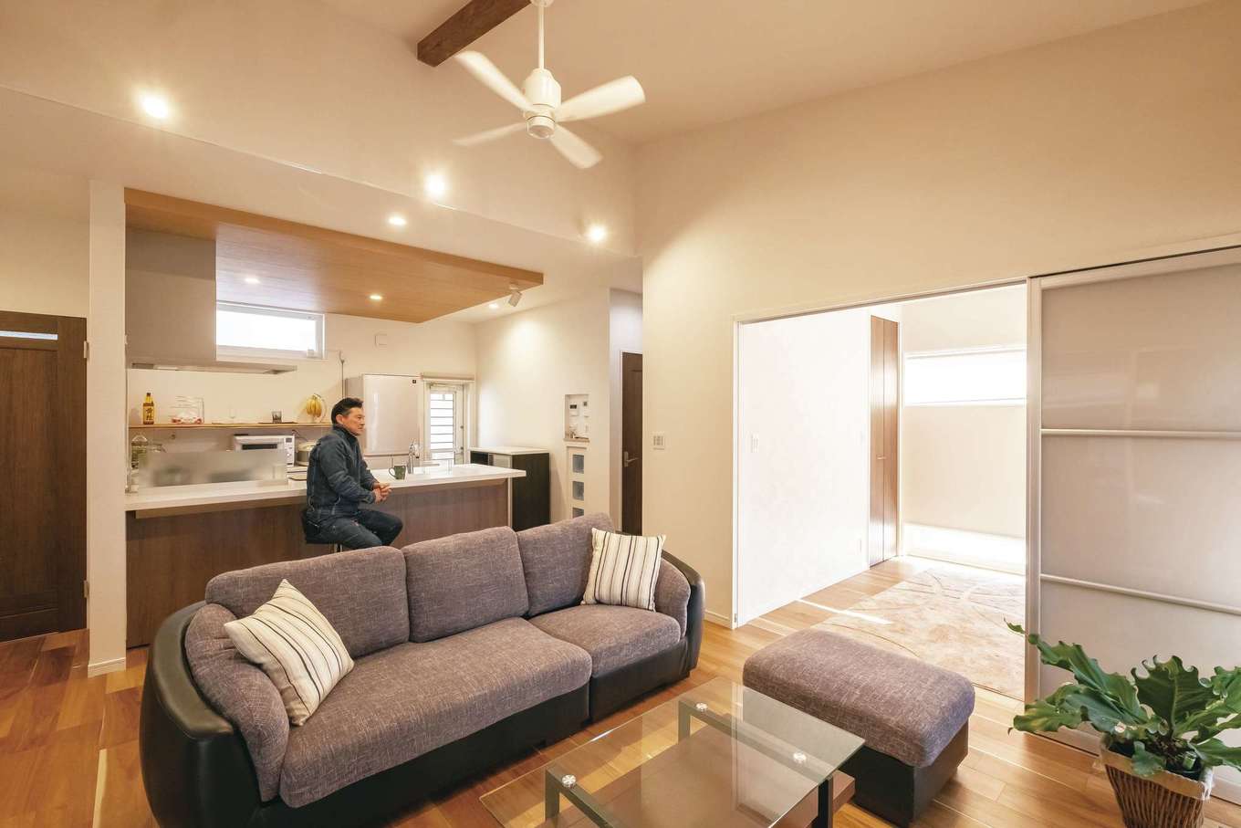 ぽっくハウス【リプルス】【1000万円台、狭小住宅、平屋】室内には外観からは想像もつかない開放的な空間が広がっている。洋室や寝室は、普段は開いて広さを演出。光を透過する建具により、間仕切りをしても圧迫感は感じない。床は天然木フロア。吊り戸が採用され、足元のレールがないので、ほこりが溜まらず、掃除の手間も軽減される。照明は鈴木さんとメーカーに任せたが、位置により拡散タイプと集光タイプを使い分けるなど、ていねいに吟味されている