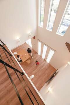 吹き抜けがあって開放的なLDKは、家族が自然と集う場所。お茶を飲みながらおしゃべりしたり、親子で遊んだり。ゆとりある時間を持てるのは、水回りを集約した最短の家事動線のおかげ。料理をしながらカウンター越しにする会話も自然にはずむ。この空間が、何でもない日常の風景を、かけがえのない家族の時間に変えてくれる