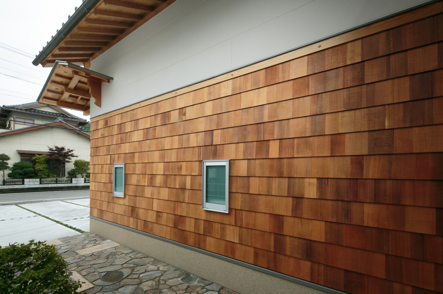 櫻 工務店【和風、自然素材、高級住宅】杉の柾目板鎧張りの外観。自然素材の風合いが魅力的で、周囲の景観と調和している。