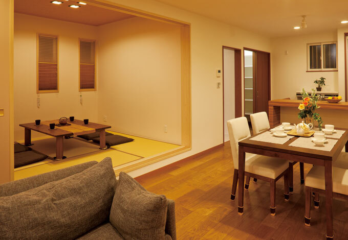 和室にはリビングとの段差を設け、ゆるやかに空間を区切っている