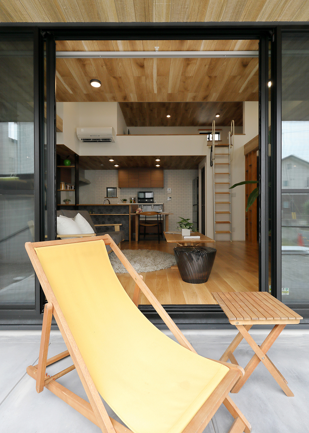 丸昇彦坂建設【デザイン住宅、省エネ、間取り】過ごしやすい季節はインナーテラスでのんびり。軒天は室内と同じ木目調でLDKとの一体感を演出