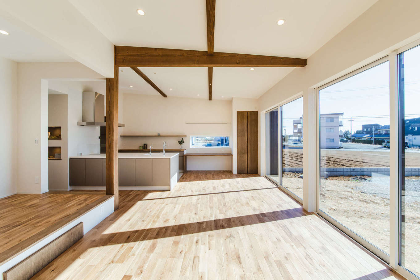 Select工房【デザイン住宅、間取り、平屋】大きくとったリビングの掃き出し窓。外とのつながりを作ることで広い敷地を存分に活かしている。小上がりヌックの下は収納スペースやお掃除ロボットの充電ステーションとして有効活用