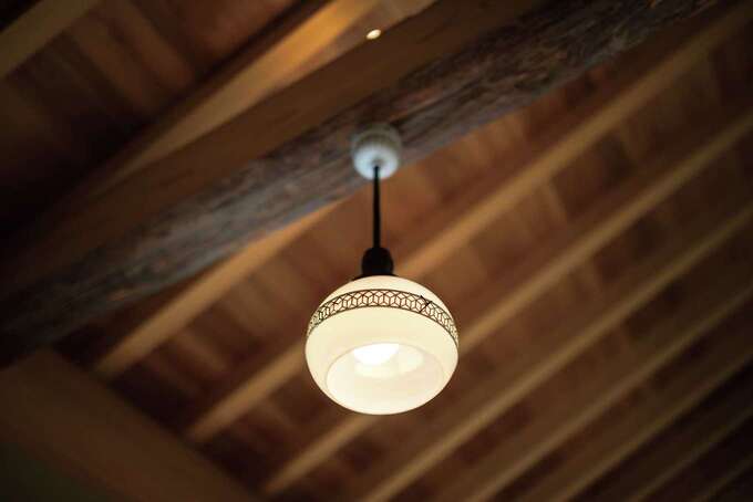 お母さまの実家で使われていたレトロは照明が、木の空間にマッチ