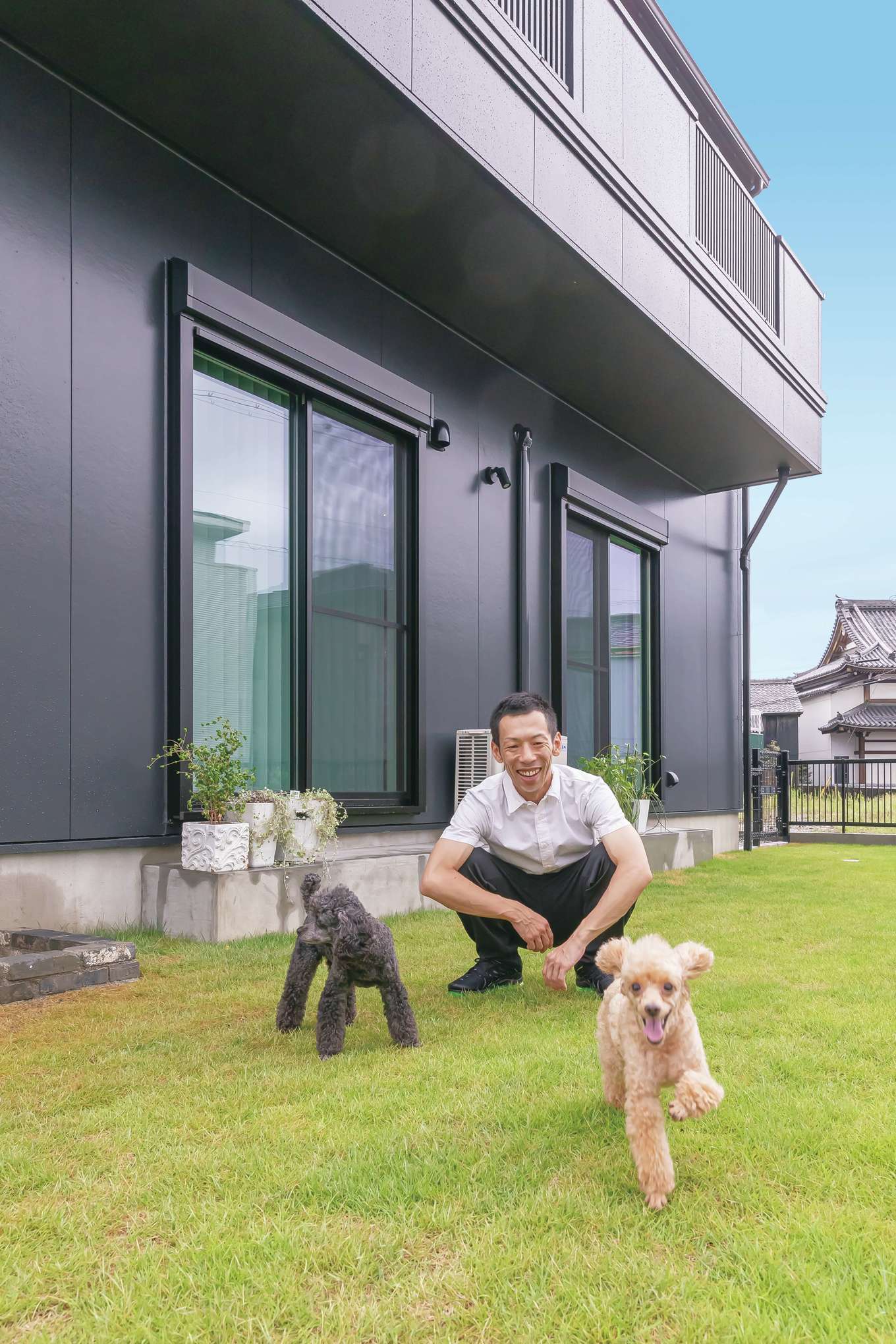 丸昇彦坂建設【1000万円台、デザイン住宅、子育て】とにかく犬を広い庭で遊ばせてあげたかったというHさん、ヒナちゃん、ミクちゃんも我が家にドッグランができて嬉しそう♪