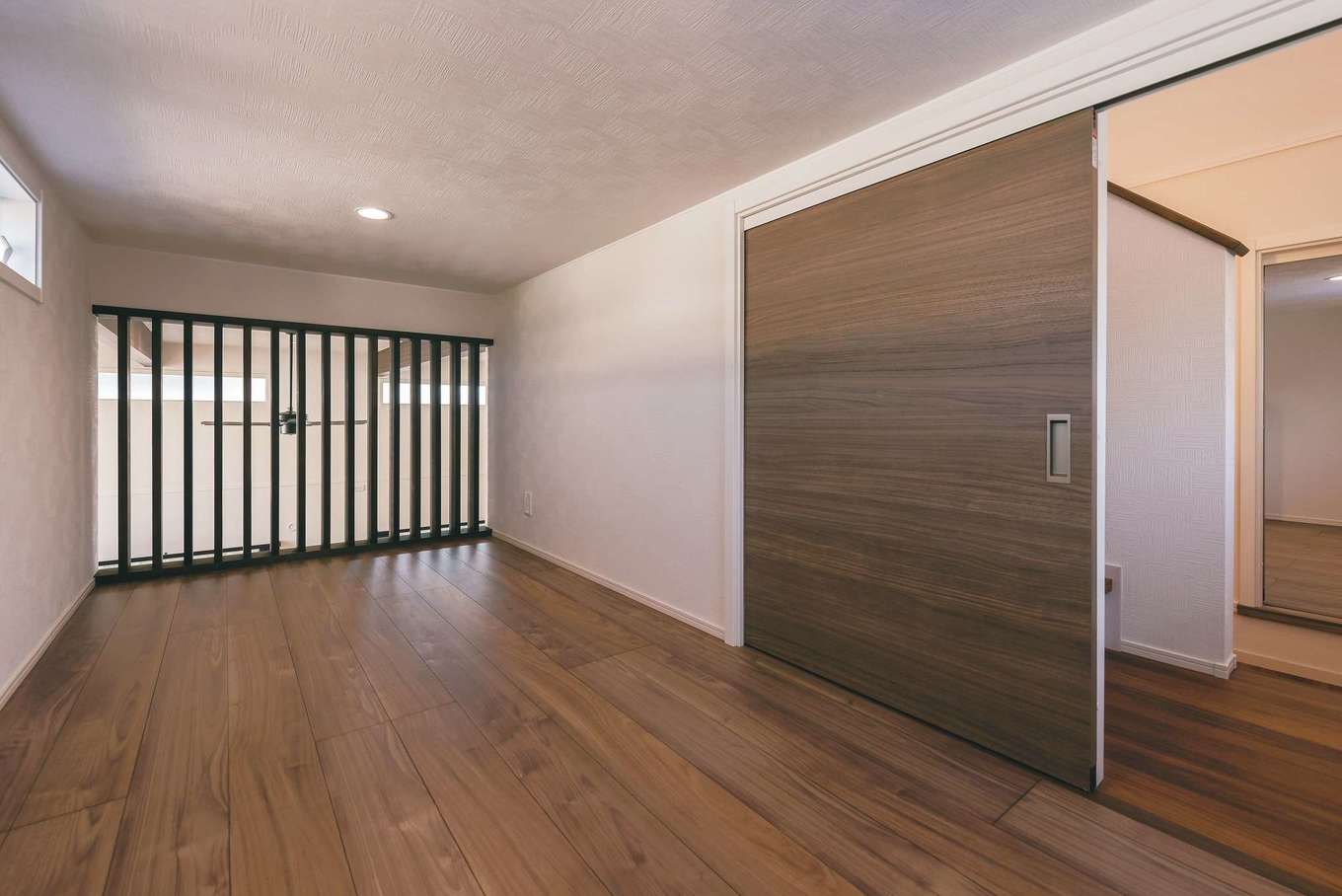 静鉄ホームズ【デザイン住宅、和風、間取り】2つある蔵のうち一つは収納、一つは家族の遊び空間に。リビングを見下ろす窓には子どもが落ちないように縦格子をつけた