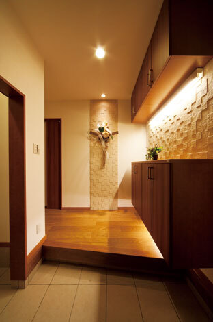 玄関には機能性もデザイン性も高いエコカラットを使用