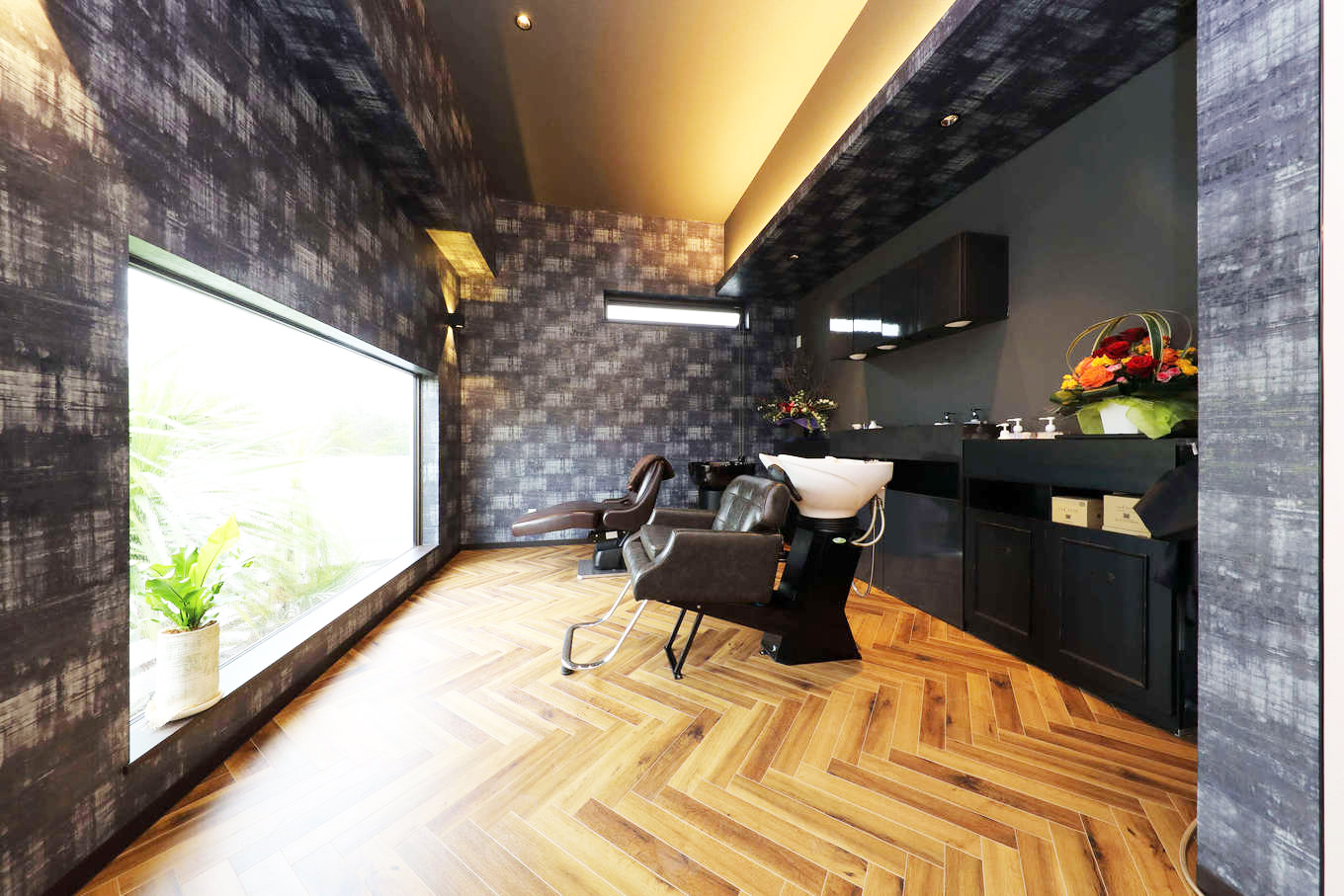 トーリンホーム【デザイン住宅、高級住宅、インテリア】美容サロンのシャンプールーム。ヘリンボーンの床と濃いグレーの壁の組み合わせによってシックで格調高い雰囲気を演出