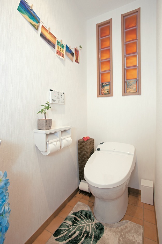 ガラスブロックにより明るさと個性を獲得したトイレ