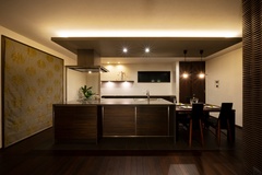 ダイニングと一体化したオープンキッチン。機能性とデザイン性が高く、家族とのコミュニケーションが取りやすい設計である。