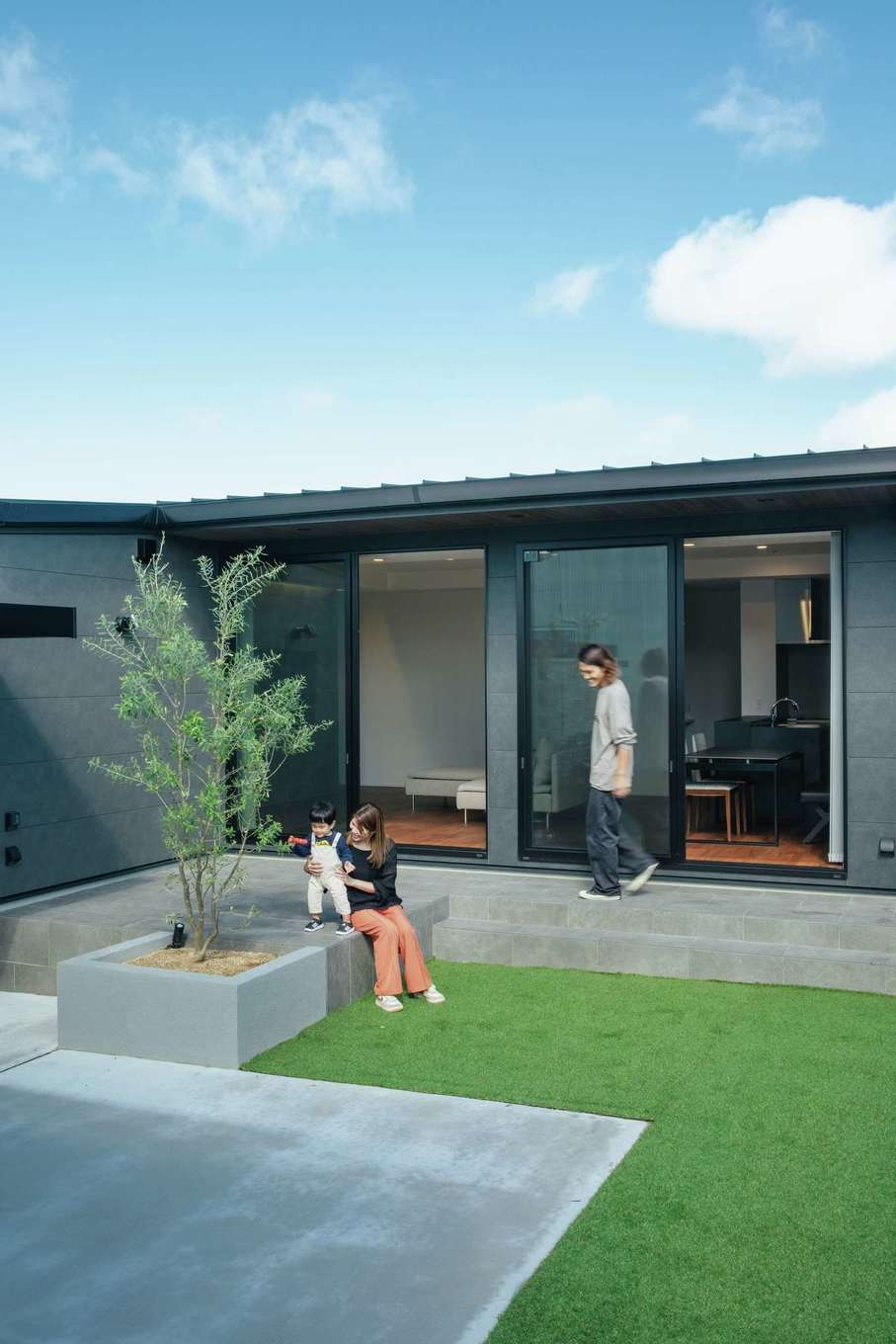 デザインハウス【デザイン住宅、間取り、平屋】夫婦が憧れていた庭のある暮らしが実現。シンボルツリーのオリーブがライトアップされ、リゾートな雰囲気に包まれる