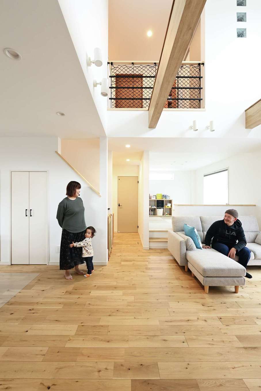 Yamaguchi Design 【デザイン住宅、収納力、間取り】これだけ広い吹き抜けがあっても、高気密・高断熱の構造により、エアコン1台で室内全体を快適に保つことができる