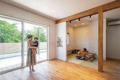 小上がりで予定していた畳コーナーをフラットに。大開口の窓でつながるウッドデッキとともに、LDKの開放感を高めている。カウンターは将来の宿題スペース