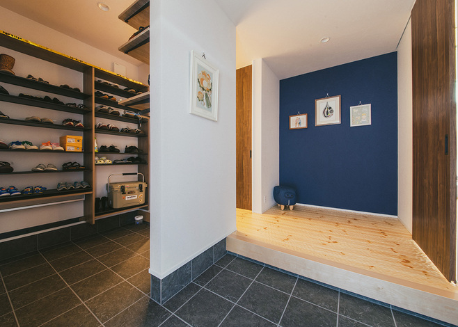 大容量の土間クロークを備えた玄関ホール。小さな洗面台とトイレが備わり、帰宅後すぐ手を洗えるのが便利