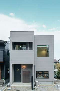 フォルムにこだわり抜いた外観は、大きな窓を印象的にあしらった。グレーの壁との組み合わせがシック