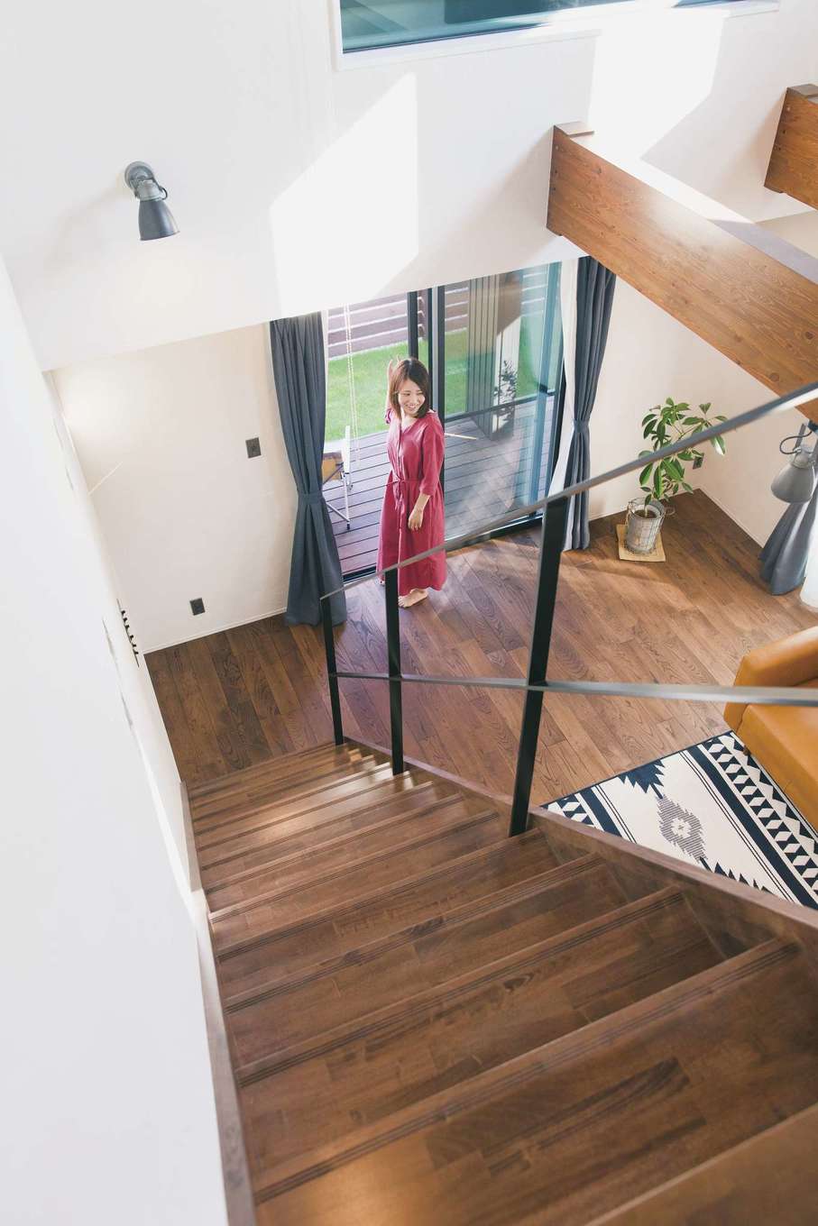 Yamaguchi Design 【デザイン住宅、趣味、インテリア】吹抜けの高窓から光が注ぎ、無垢とアイアンと漆喰壁が自然の心地よさを醸し出す