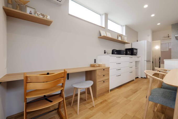 ナチュラルな木目調の家具が並ぶダイニングスペース。機能的な収納とデスクが完備され、家事や仕事がスムーズに行えるデザインとなっている。