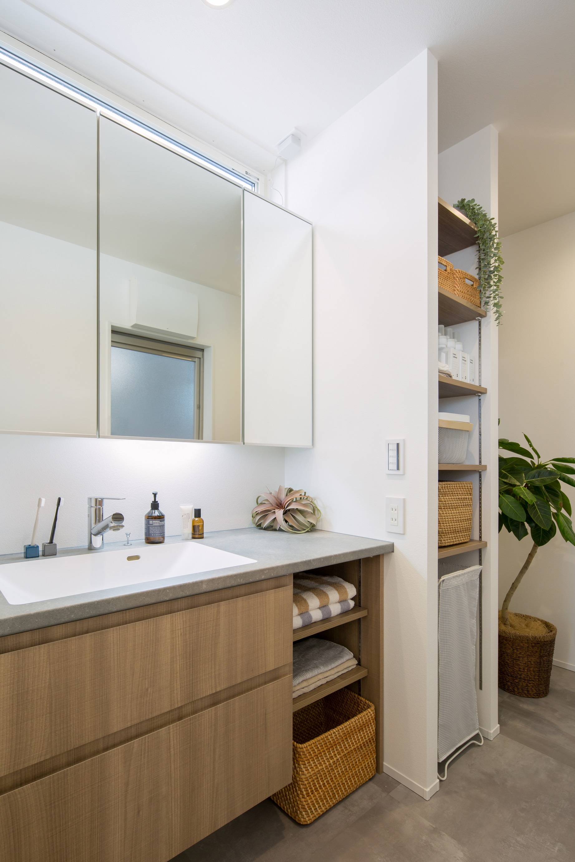 シンプル｜3帖の洗面脱衣室。
造作洗面台でおしゃれな空間に。