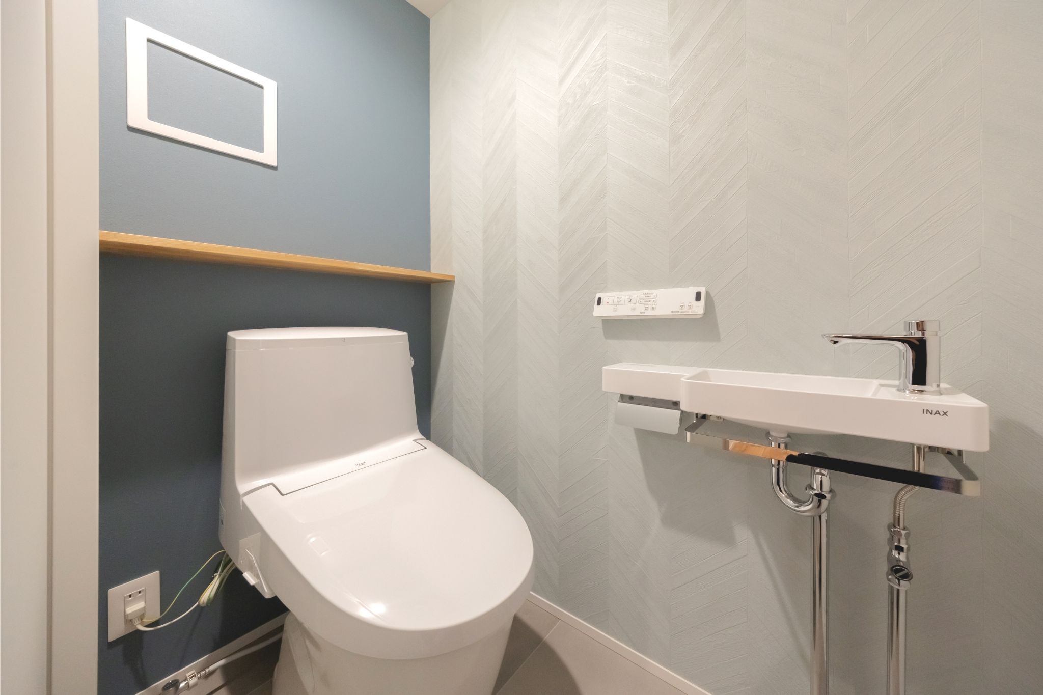 ハルクホーム｜落ち着いた色調の壁で統一されたトイレ空間。シンプルでモダンなデザインが施され、清潔感を感じさせる快適なスペースである。
