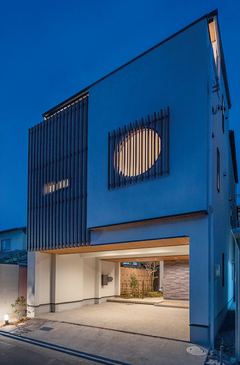 同社のシンボルマークである丸窓がアクセントの外観。日本の伝統的要素に機能性をプラスし、新たな日本人の暮らし方を提案する