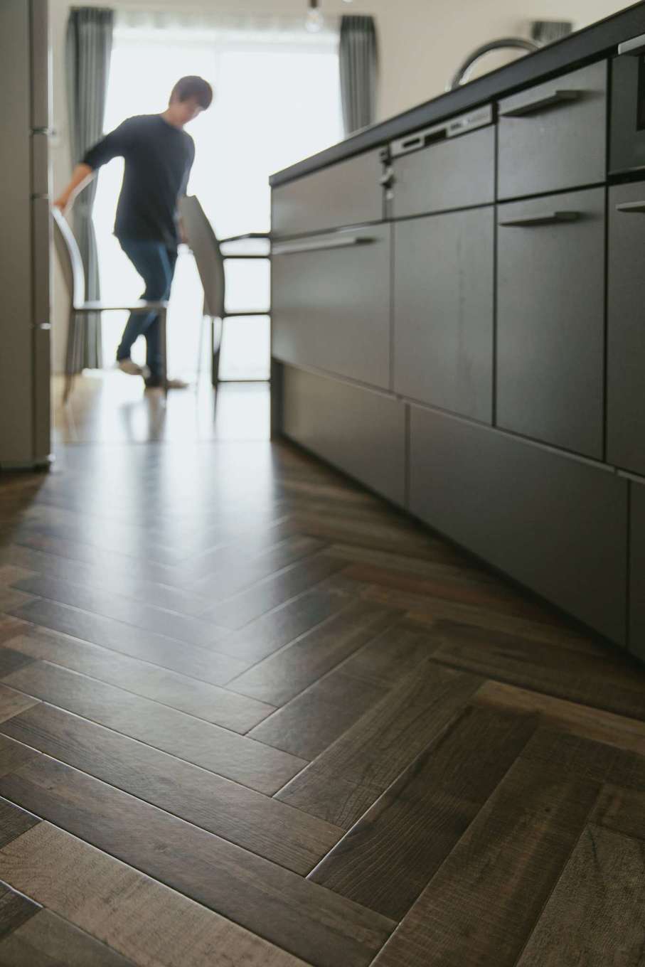 Yamaguchi Design 掛川店（アイフルホーム 掛川店）【デザイン住宅、子育て、間取り】キッチンの床には人気のヘリンボーン柄のクッションフロアを採用