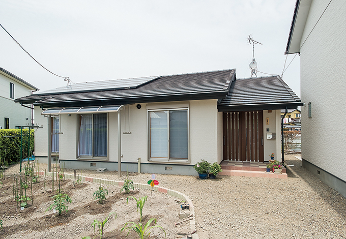 平屋で落ち着いた佇まい。太陽光発電設備も完備。南西30度に向けた家は一日中日当たりが良く、発電効率も予想以上