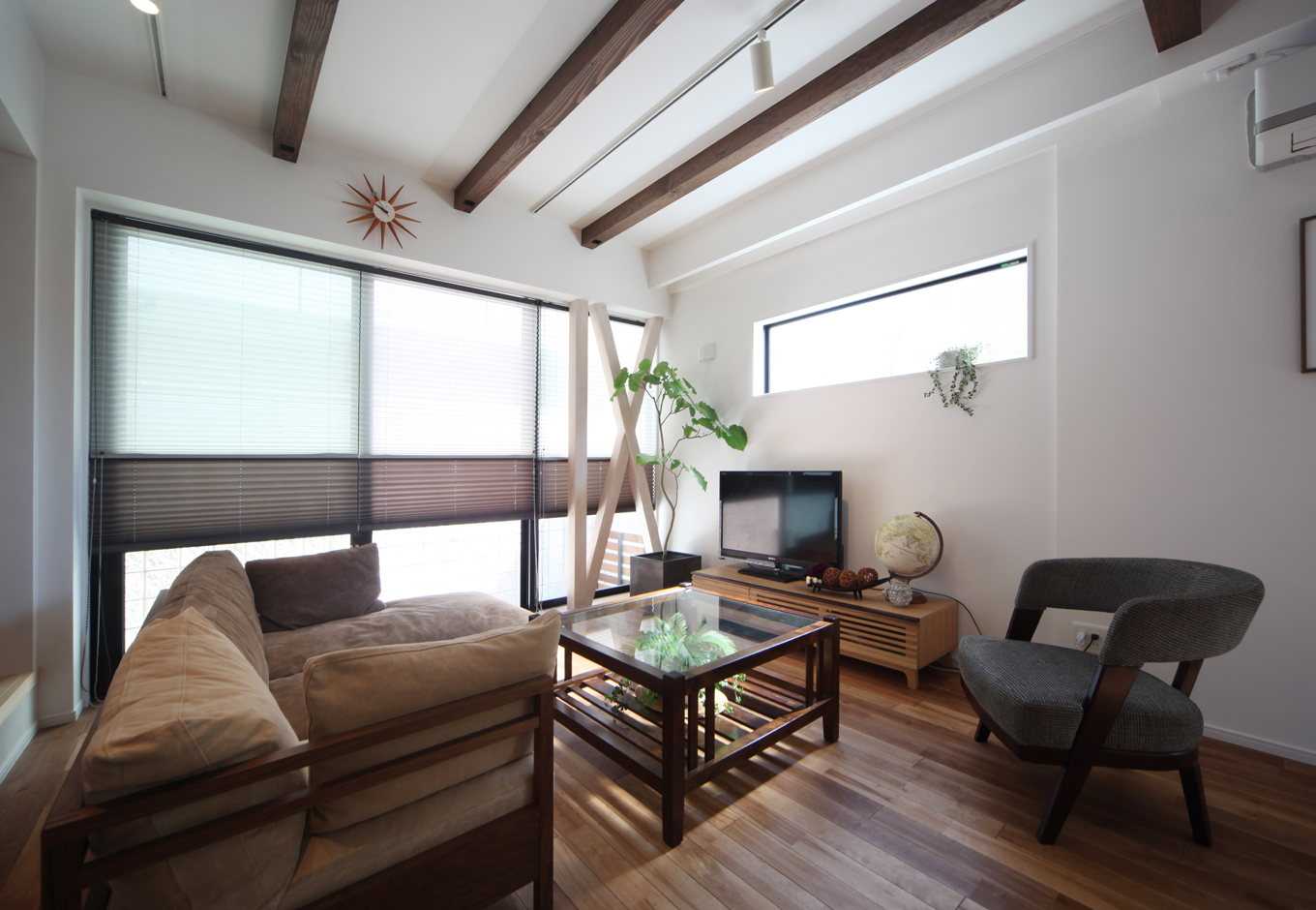 ソーラーホーム/OMソーラーの家【デザイン住宅、子育て、省エネ】ご家族の暮らしの中心となるリビングスペースには、壁一面を大きな窓にして、光を多く取り入れた。風の通りも工夫されており、家全体が快適な住空間に