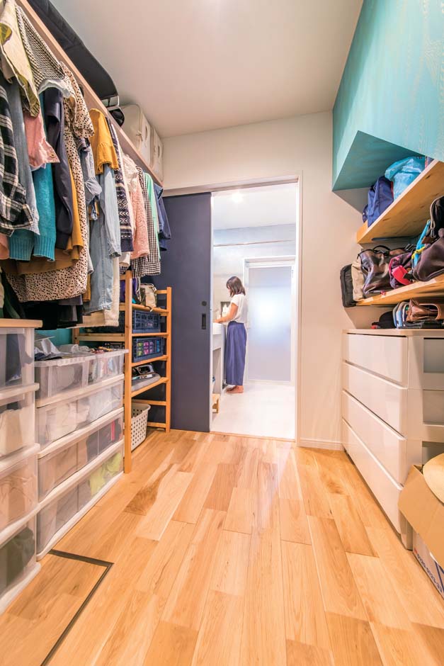 仲田工務店【デザイン住宅、子育て、間取り】家族の衣類やバッグなどを収納するファミリークローク。奥は洗面室と浴室、手前は玄関につながり、着替えや洗濯物の収納がスムーズにできる