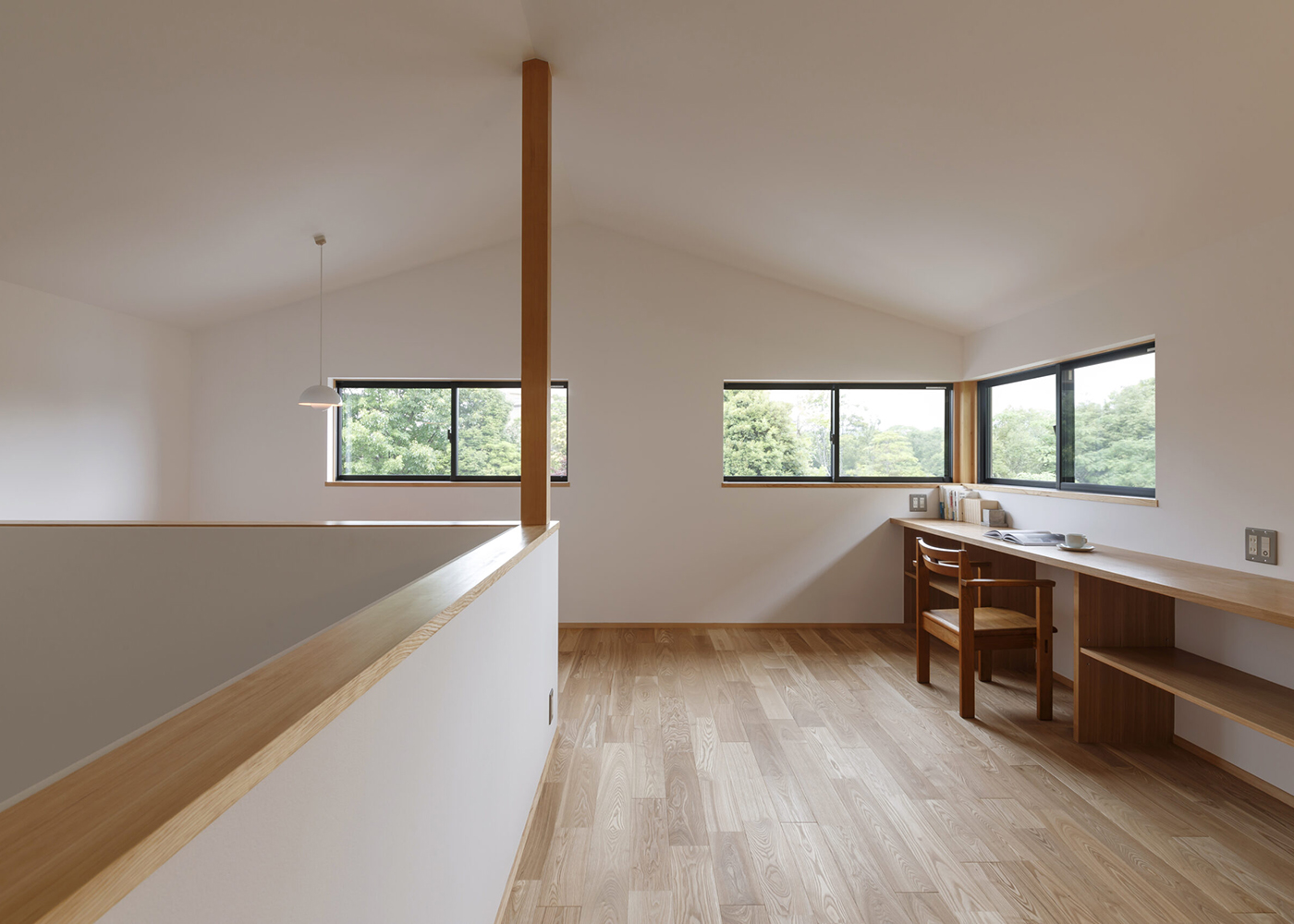 灯建築舎【デザイン住宅、自然素材、省エネ】多様な用途を受け止めつつ、暮らしにゆとりを生む2階ホール。窓から運ばれる季節ごとの眺めが、肩の力を抜いてくれる。右手壁沿いに造作のデスクを依頼。手前側の隅には洗面ボウルが備えられている