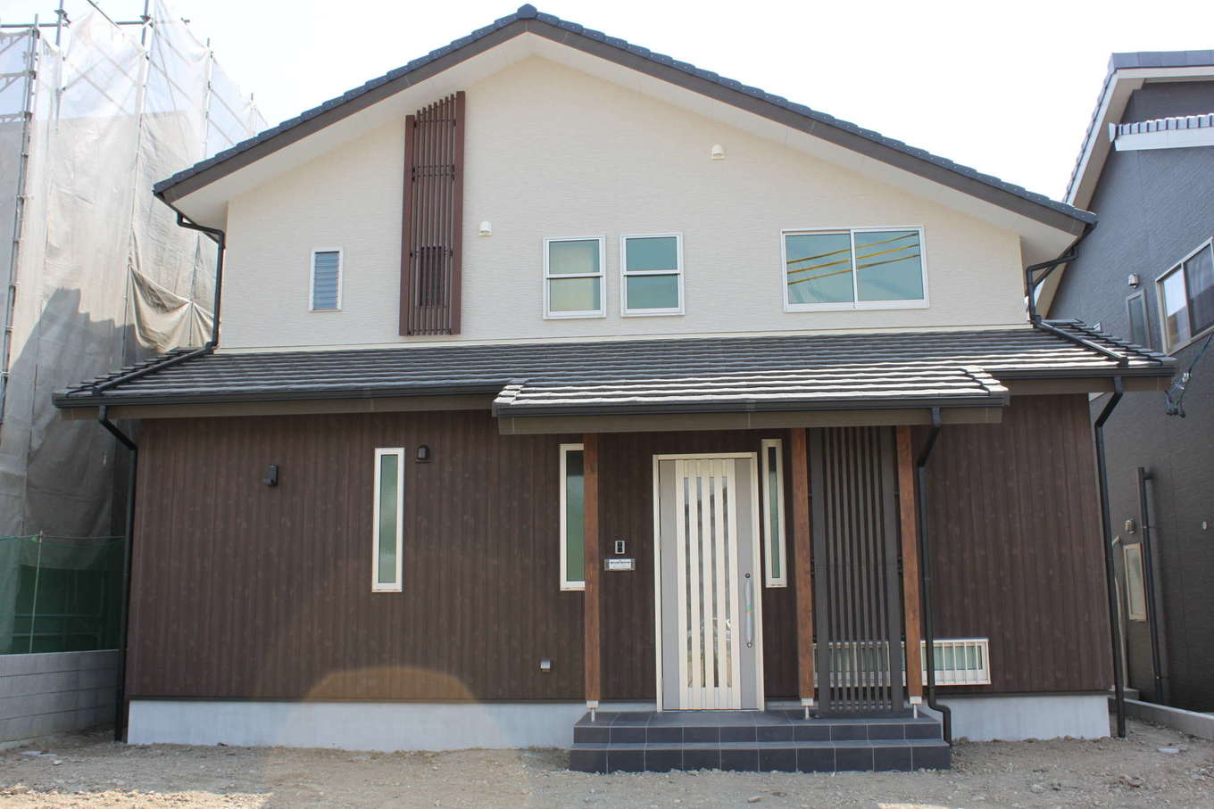 河合工務店【趣味、自然素材、間取り】大きく流れる屋根とスクリーンの１本ラインがオシャレな外観