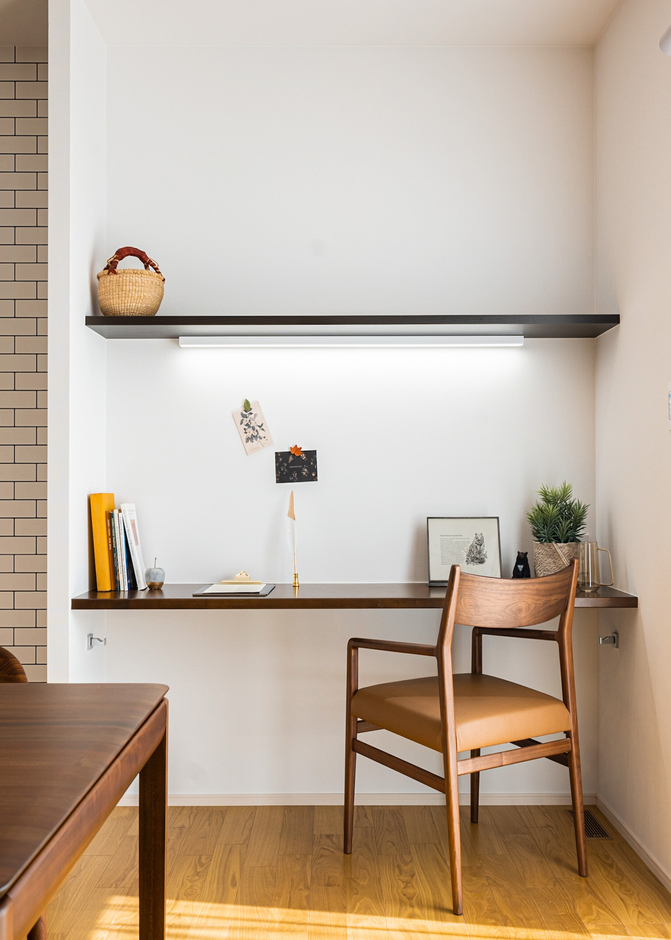 キッチンの横に用意したスタディカウンター。プリントやメモを貼れるよう、正面壁にはマグネットボードを採用した。家事をしながら勉強をみてあげられる配置がうれしい