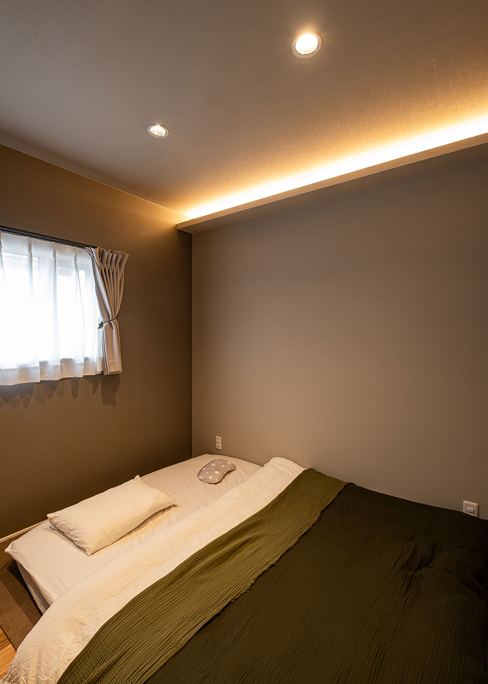 R＋house御殿場（岳南建設）【省エネ、ペット、建築家】間接照明が、1日の終わりに穏やか気持ちになる空間を生み出す寝室。2階の個室はコンパクトに設計されている