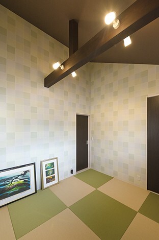 畳やクロスのセレクトで、モダンさと遊び心をプラス。勾配天井の開放感を濃いブラウンで引き締め、落ち着きを演出する　