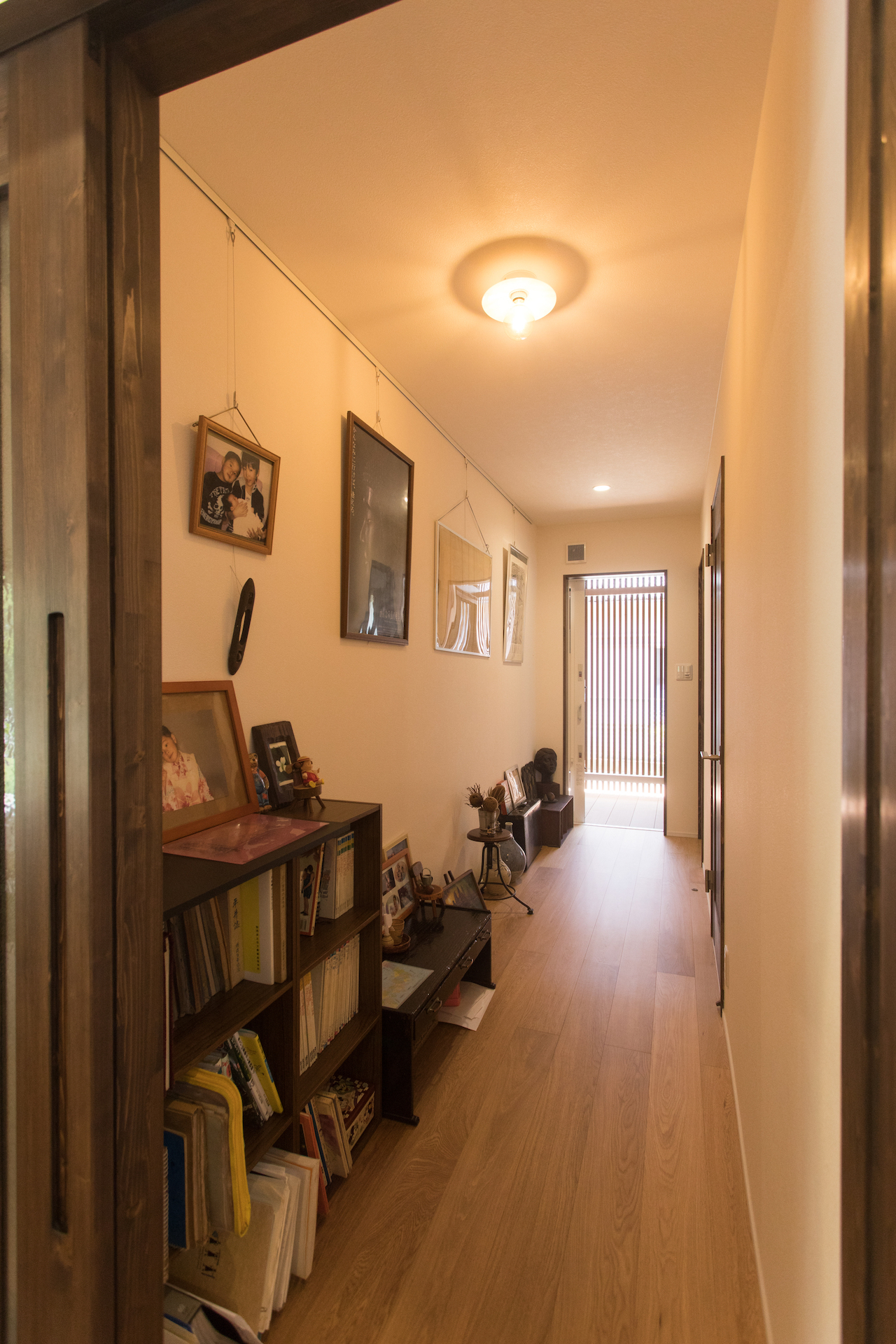 ハウスプラン（R＋house沼津・富士）【デザイン住宅、和風、平屋】廊下は奥さまのギャラリー。思い出の写真やお気に入りの品々が並ぶ