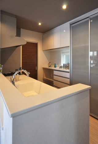 スッキリと、シンプルにまとまったキッチン。半透明の扉がついた収納はほどよく視線を遮ることができ、奥様のお気に入り