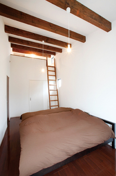 2階は必要な個室と、1階ではムリに設けなかった収納を配置。勾配天井を活かしロフトも追加した