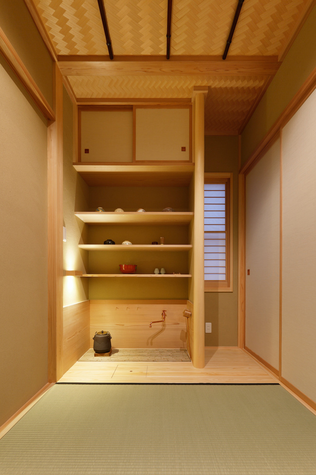 和室は端正な作りの水屋（水谷）を備え、茶室としての利用も可能