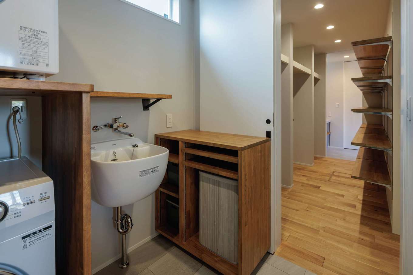 tact design firm【デザイン住宅、子育て、間取り】限られたランドリースペースでも快適に家事ができるよう、「可動式のアイロン台」を造作。洗濯物も収容できるスグレモノで、女性建築士ならではの気の利いた提案が冴える。ここで、「洗う・干す・アイロンがけ・しまう」を完結できる