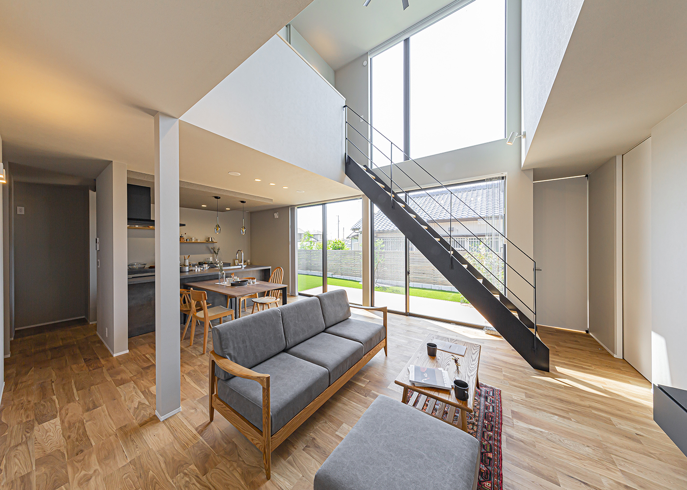 ARRCH アーチ【間取り、ペット、建築家】奥行きを最大限に確保し、広がりを演出したリビングダイニング。テラス側の大開口から光や風を取り込み、心地よい空間が実現