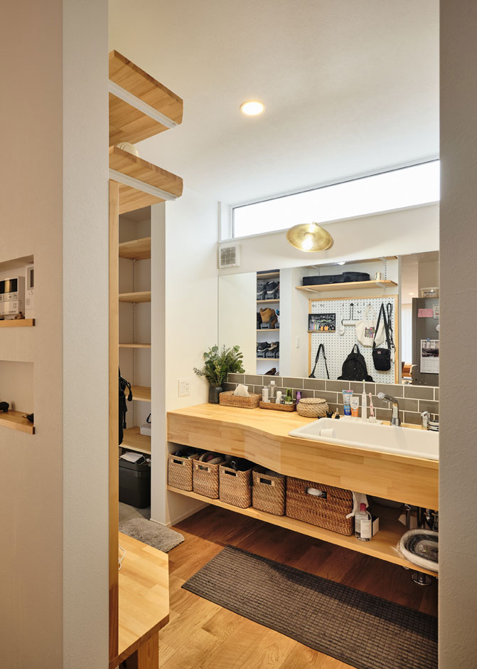 平屋建築ブルーハウス【ペット、建築家、平屋】家族が並んで使える広い洗面は、鏡も大きくて朝の支度にも便利。シンクは愛犬も洗えるワイドサイズ